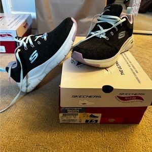 Sketchers Go Walk Arch Fit 7.5 EUC Grey, light blue and purple.